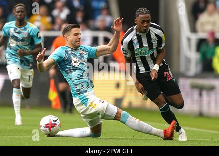 Newcastle United's Joe Willock (right) and Southampton's Jan Bednarek battle for the ball during the Premier League match at St James' Park, Newcastle upon Tyne. Picture date: Sunday April 30, 2023. Stock Photo