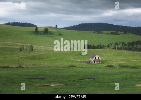 An old abandoned country farmhouse in the rural countryside and rolling hills outside Osoyoos, B.C. in the Okanagan, Canada. Stock Photo