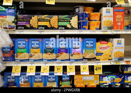 Shelves at a Safeway grocery store with boxes of Velveeta, Kraft, Pasta Roni, and Cracker Barrel brands on display; easy fix pasta, macs and cheese. Stock Photo