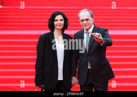 Erkakning yelkasida oyoqlari bilan jinsiy aloqa Yetuk lezbiyen orgazm