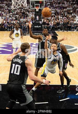 https://l450v.alamy.com/450v/2pwhbbj/sacramento-ca-usa-30th-apr-2023-golden-state-warriors-guard-stephen-curry-30-shoots-between-sacramento-kings-center-domantas-sabonis-10-sacramento-kings-forward-harrison-barnes-40-and-sacramento-kings-guard-terence-davis-3-during-game-7-of-the-first-round-nba-playoff-series-at-golden-1-center-on-sunday-april-30-2023-credit-image-paul-kitagaki-jrzuma-press-wire-editorial-usage-only!-not-for-commercial-usage!-credit-zuma-press-incalamy-live-news-2pwhbbj.jpg