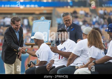 Los Angeles, United States . 01st May, 2023. Los Angeles Dodgers legend Steve  Garvey and former broadcaster Jaime Jarrin presenting Manny Mota and family  with a plaque during his induction ceremony into