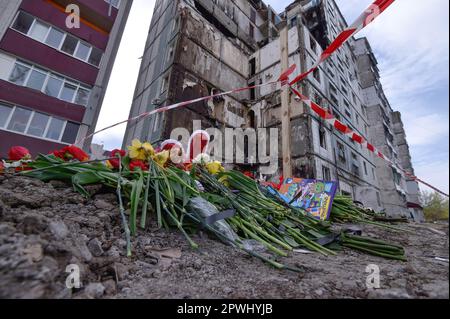 Uman, Ukraine. 30th Apr, 2023. Flowers and children's toys are seen near ruins of a destroyed apartment building that was damaged as a result of a missile attack by the Russian army in the city of Uman. On April 28, the Russian army launched massive missile strikes on Ukraine. As a result of the shelling of the city of Uman, a rocket hit a residential building. 23 people died, including 6 children. 19 people were injured. (Photo by Sergei Chuzavkov/SOPA Images/Sipa USA) Credit: Sipa USA/Alamy Live News Stock Photo