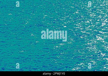 Hintergrund Wasserspiegel Nahe Zeewolde verschiedenfarbige Spiegelung des Veluwemeerarmes Stock Photo