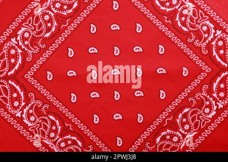 Vista dall'alto della bandana rossa con motivo paisley come sfondo Foto  stock - Alamy