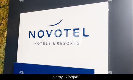 Circle Logo png download - 800*800 - Free Transparent Novotel png Download.  - CleanPNG / KissPNG