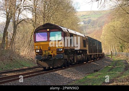 Diesel-electric locomotive 66015 pulling containers, Mytholmroyd, West Yorkshire Stock Photo