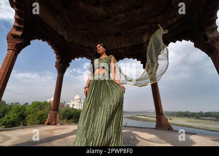 Agra, India. 23rd Apr, 2023. Nandini Singh, a female model poses for photos near of the iconic Tajmahal. (Credit Image: © Avishek Das/SOPA Images via ZUMA Press Wire) EDITORIAL USAGE ONLY! Not for Commercial USAGE! Stock Photo