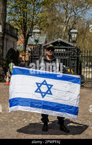 After the historic visit of Iran's Crown Prince, Reza Pahlavi, to Israel, a group of British Iranians favouring the monarchy gathered at the Israeli E Stock Photo