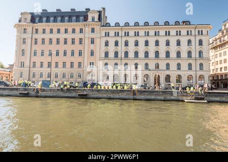 Stockholm, Sweden,  - July 04 2018: Builders having lunch at Nybrokajen 5. Stock Photo