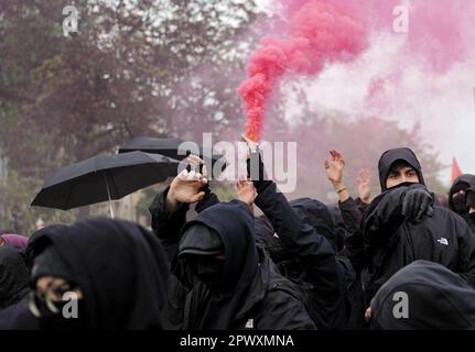 Berlin, Germany. 01st May, 2023. Pyrotechnics are ignited by the demonstrators. Left-wing and radical left-wing groups had called for a Labor Day demonstration under the slogan 'Revolutionary May Day'. Credit: Kay Nietfeld/dpa/Alamy Live News Stock Photo