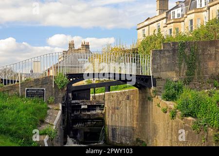 Scene along the Kennet and Avon Canal at Widcombe Lock, Bath. Taken April 2023 Stock Photo
