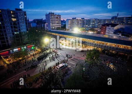 Berlin, Germany. 01st May, 2023. Police secure Kottbusser Tor in Kreuzberg after the 'Revolutionary May Day' demonstration. Credit: Kay Nietfeld/dpa/Alamy Live News Stock Photo