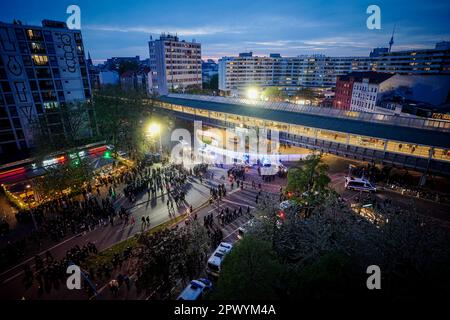 Berlin, Germany. 01st May, 2023. Police secure Kottbusser Tor in Kreuzberg after the 'Revolutionary May Day' demonstration. Credit: Kay Nietfeld/dpa/Alamy Live News Stock Photo