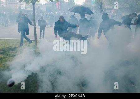 Paris, France. 01st May, 2023. Jan Schmidt-Whitley/Le Pictorium - May Day demonstration in Paris - 1/5/2023 - France/Paris/Paris - A demonstrator throws back a tear gas pellet. Large mobilisation for the 1st of May in Paris, the CGT counted 2.3 million demonstrators in France, including 550,000 in Paris, the Ministry of the Interior counted 782,000 demonstrators, including 112,000 in the capital. Clashes between demonstrators and the police took place at the front of the march. Credit: LE PICTORIUM/Alamy Live News Stock Photo