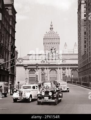 1930s 1940s CARS COMING SOUTH DOWN PARK AVENUE WITH GRAND CENTRAL STATION AND 230 PARK AVENUE IN BACKGROUND NYC USA - q75043 CPC001 HARS NORTH AMERICA COMING NORTH AMERICAN MIDTOWN STRUCTURE ADVENTURE PROPERTY AND AUTOS EXTERIOR LOW ANGLE NYC REAL ESTATE TRAIN STATION GRAND CENTRAL NEW YORK STRUCTURES AUTOMOBILES CITIES GRAND CENTRAL STATION VEHICLES EDIFICE NEW YORK CITY TAXIS BLACK AND WHITE OLD FASHIONED Stock Photo