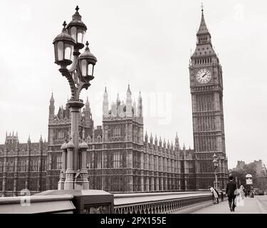 1960s HOUSES OF PARLIAMENT AND BIG BEN LONDON ON NORTH BANK OF RIVER THAMES VIEW FROM WESTMINSTER BRIDGE CENTRAL ENGLAND UK - r17295 BAU001 HARS CENTRAL LONDON CITY OF WESTMINSTER CONCEPTS NEO-GOTHIC NICKNAME SERVES BLACK AND WHITE CLOCK TOWER CRITIC GREAT BRITAIN ICONIC KNOWN OLD FASHIONED PARLIAMENT REPRESENTATION UNITED KINGDOM Stock Photo