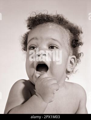 1960s LAUGHING AFRICAN-AMERICAN BABY BOY CAUGHT IN AN EXPRESSION OF SURPRISE OR WONDER - n2336 HAR001 HARS WONDER AWE HEAD AND SHOULDERS DISCOVERY AFRICAN-AMERICANS AFRICAN-AMERICAN EXCITEMENT CAUGHT GESTURES AMAZE STARTLE BABY BOY OR STUN ASTONISHED JUVENILES AMAZEMENT BLACK AND WHITE DAZED HAR001 OLD FASHIONED AFRICAN AMERICANS Stock Photo