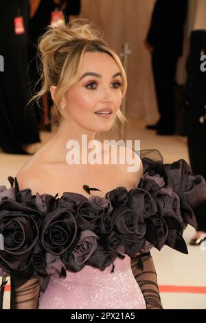 New York, USA. 01st May, 2023. Chloe Fineman on the red carpet during The 2023 Met Gala honoring Karl Lagerfeld, A Line of Beauty, held at the Metropolitan Museum of Art in New York, USA, Monday May 1, 2023. Credit: Jennifer Graylock/Alamy Live News Stock Photo