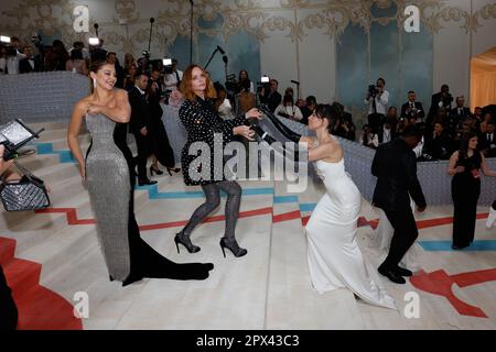 Aubrey Plaza - Met Ball 2013 Red Carpet: Photo 2865572