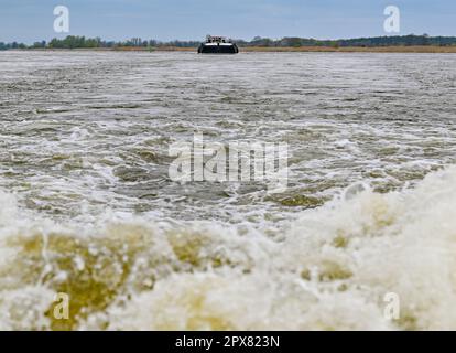 25 April 2023, Brandenburg, Küstrin-Kietz: A ship sails upstream on the German-Polish border river Oder. Photo: Patrick Pleul/dpa Stock Photo