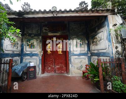 Walking through the historical neighborhood of Talat Noi in Bangkok, Thailand. Stock Photo