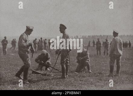 World War I. Russia. Stopped in their march, soldiers who had abandoned their equipment received new weapons; in a few moments, on this point, 800 men rallied and rearmed stood ready to receive the German cavalry. Stock Photo