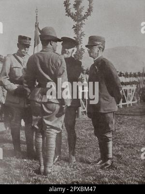 World War I. The Italian offensive of the Isonzo. Before the offensive: visiting the Italian front, Mr. Poincare decorates a captain of bersagliers in the presence of the king. From left to right: General Deparge, M. Poincare and Victor Emmanuel III of Italy Stock Photo