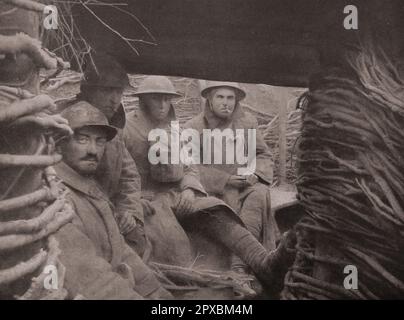 World War I. Americans at the front. The learning of the life of tranchee in contact with the old French troops. Stock Photo