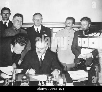 GERMAN-SOVIET BOUNDARY AND FRIENDSHIP TREATY  28 September 1939. Soviet Foreign Minister Molotov signs the treaty watched by Stalin second from rights and Shaposhnikov, Red Army Chief of Staff second from right and behind Molotov is German diplomat von Ribbentrop Stock Photo