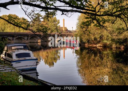 Autumn UK. Stratford upon Avon. River Avon scene of Stratford upon Avon and Clopton Bridge with moored boats. England Stock Photo