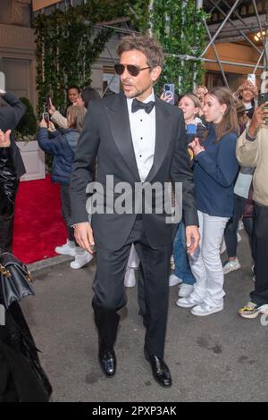 New York, United States. 01st May, 2023. NEW YORK, NEW YORK - MAY 01: Bradley Cooper departs The Pierre Hotel for 2023 Met Gala on May 01, 2023 in New York City. (Photo by Ron Adar/SOPA Images/Sipa USA) Credit: Sipa USA/Alamy Live News Stock Photo