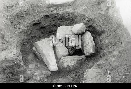 Grave 31. Post hole. The stone shoe exposed towards n. The upper stones removed. 1936 Stock Photo