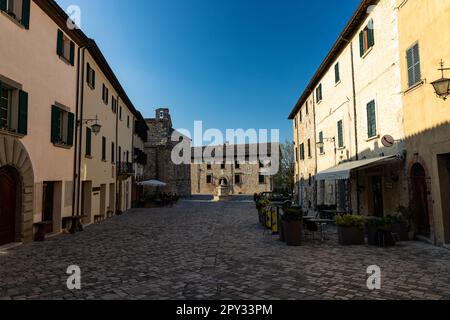 Piazza Dante Alighieri square with basilica in San Leo Stock Photo