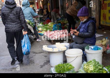 Hanoi, Vietnam, January 2023.  panoramic view of  the traditional food vendors on the  street in the city center. Stock Photo