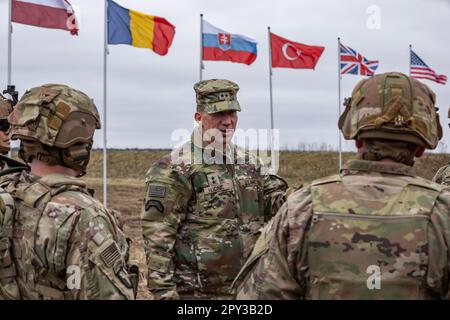 Bemowo Piskie, Poland. 6th Apr, 2023. U.S. Army Maj. Gen. David Hodne, commanding general, 4th Infantry Division and Fort Carson, speaks with Soldiers assigned to 1st Battalion, 9th Cavalry Regiment, 2nd Armored Brigade Combat Team, 1st Cavalry Division, NATO eFP Battle Group Poland, supporting the 4th Inf. Div., after Amber Lynx, a combined live fire exercise at Bemowo Piskie, Poland, April 6, 2023. The 4th Inf. Div.'s mission in Europe is to engage in multinational training and exercises across the continent, working alongside NATO allies and regional security partners to provide combat-cr Stock Photo