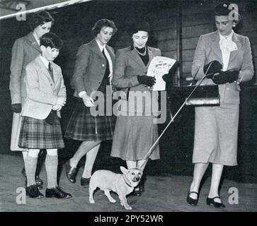 Press photograph of Duchess of Kent with her Corgi dog at Aberdeen Joint Station about to travel for a holiday in Deeside on 5th Sept 1951. She is accompanied by her children, Prince Michael of Kent and Princess Alexandra of Kent, both wearing a kilt. Scotland, U.K. Stock Photo