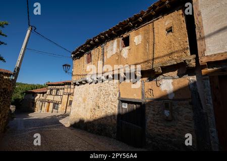 casas  fabricadas con entramado de madera de sabina, Calatañazor, Soria, Comunidad Autónoma de Castilla, Spain, Europe Stock Photo