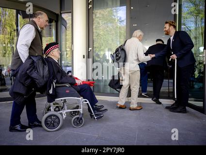 WAGENINGEN - British WWII veterans arrive in Wageningen in English taxis, where they take part in the commemoration and the Liberation Defile on 4 and 5 May. ANP ROBIN VAN LONKHUIJSEN netherlands out - belgium out Stock Photo