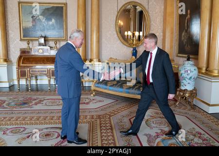 King Charles III receives the Prime Minister of New Zealand, Chris Hipkins, during an audience at Buckingham Palace, London. Picture date: Wednesday May 3, 2023. Stock Photo