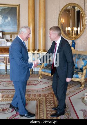 King Charles III receives the Prime Minister of New Zealand, Chris Hipkins, during an audience at Buckingham Palace, London. Picture date: Wednesday May 3, 2023. Stock Photo