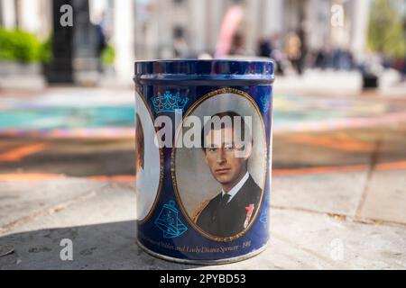 London, UK.  3 May 2023. A mug showing Prince Charles, on his wedding day to Princes Diana, next to pavement chalk artist Julian Beever's artwork near Trafalgar Square dedicated to King Charles.  Rain permitting, he plans to continue until the coronation of King Charles III and Queen Camilla on 6 May.   Credit: Stephen Chung / Alamy Live News Stock Photo