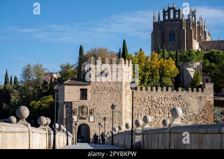 torreon almenado, puente de San Martín, puente medieval sobre el río Tajo, Toledo, Castilla-La Mancha, Spain Stock Photo