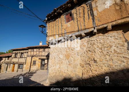 casas  fabricadas con entramado de madera de sabina, Calatañazor, Soria, Comunidad Autónoma de Castilla, Spain, Europe Stock Photo