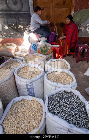 sacos de maiz, mercado, Chichicastenango, Quiché, Guatemala, America Central Stock Photo
