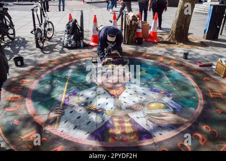 London, UK. 3rd May 2023. Chalk artist Julian Beever draws a tribute to King Charles III on a pavement near Trafalgar Square ahead of the coronation. Credit: Vuk Valcic/Alamy Live News Stock Photo