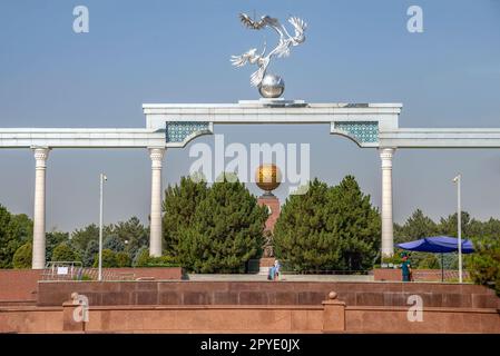 TASHKENT, UZBEKISTAN - SEPTEMBER 15, 2022: The 'Ezgulik' Arch and the Independence Monument on Mustakillik Square. Tashkent, Uzbekistan Stock Photo