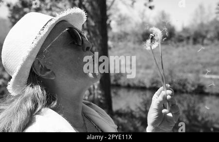 Puckering pucker lips Black and White Stock Photos & Images - Alamy