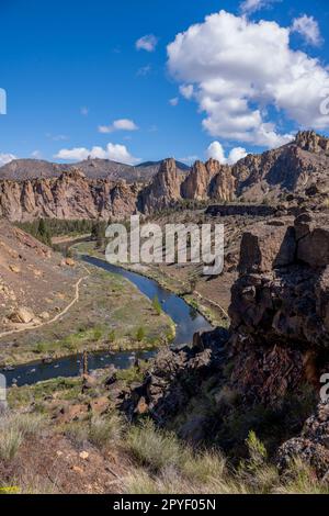 The Crooked River flowing through Smith Rock State Park, which is a state park located in central Oregon's High Desert near the communities of Redmond Stock Photo