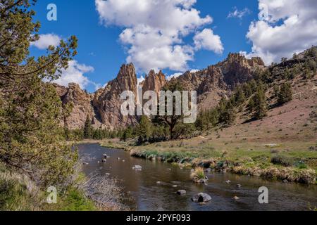 The Crooked River flowing through Smith Rock State Park, which is a state park located in central Oregon's High Desert near the communities of Redmond Stock Photo